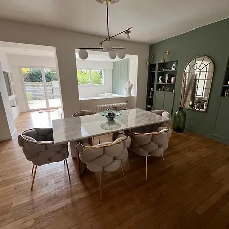 Beautiful 6 Bedroom House - Close Σπίτι διακοπών