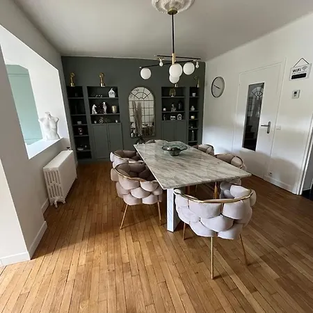 Beautiful 6 Bedroom House - Close Σπίτι διακοπών