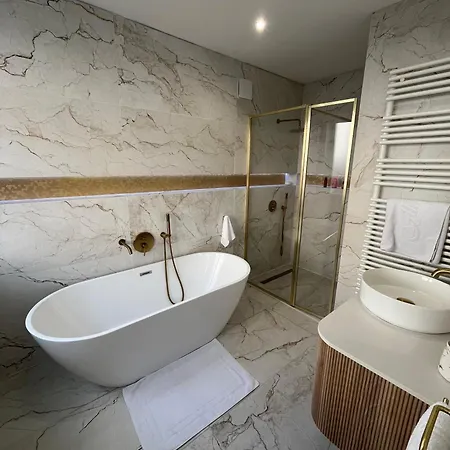 Beautiful 6 Bedroom House - Close Σπίτι διακοπών *