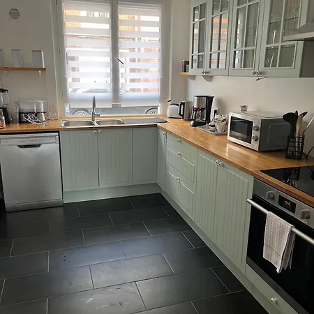 Beautiful 6 Bedroom House - Close *